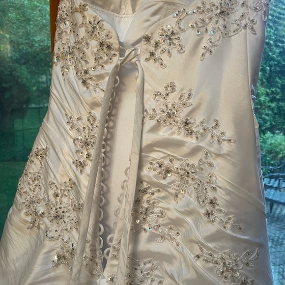 Wedding Dress - Picture 4 of 6